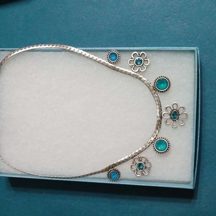 Petal Perfection Necklace Tc By Swarovski 55$